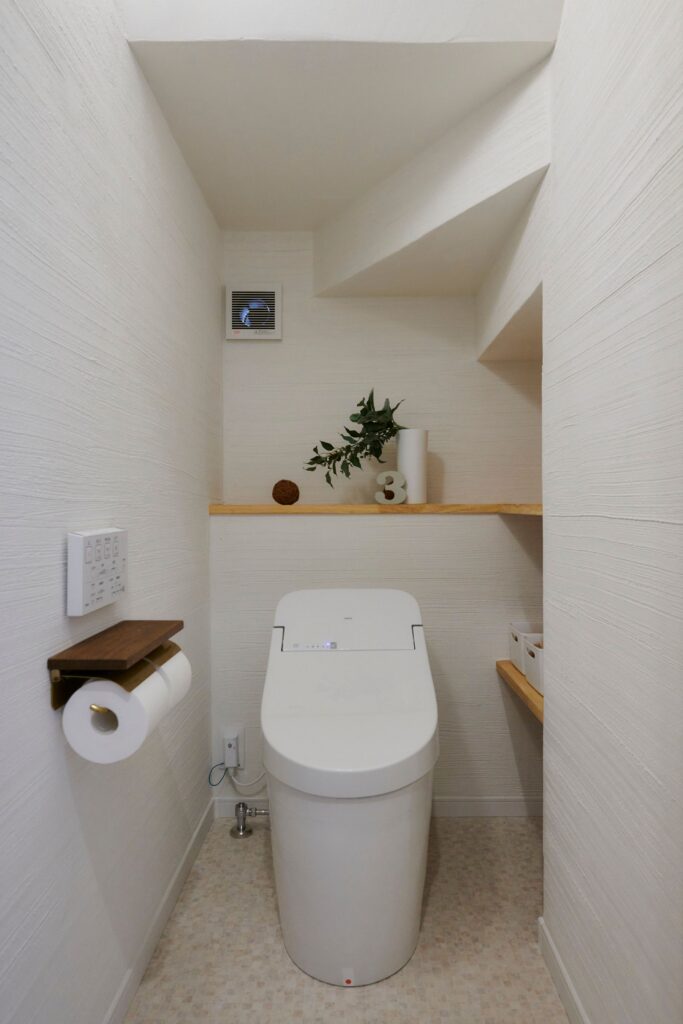 階段下のスペースを利用したトイレは、漆喰を刷毛引き仕上げに